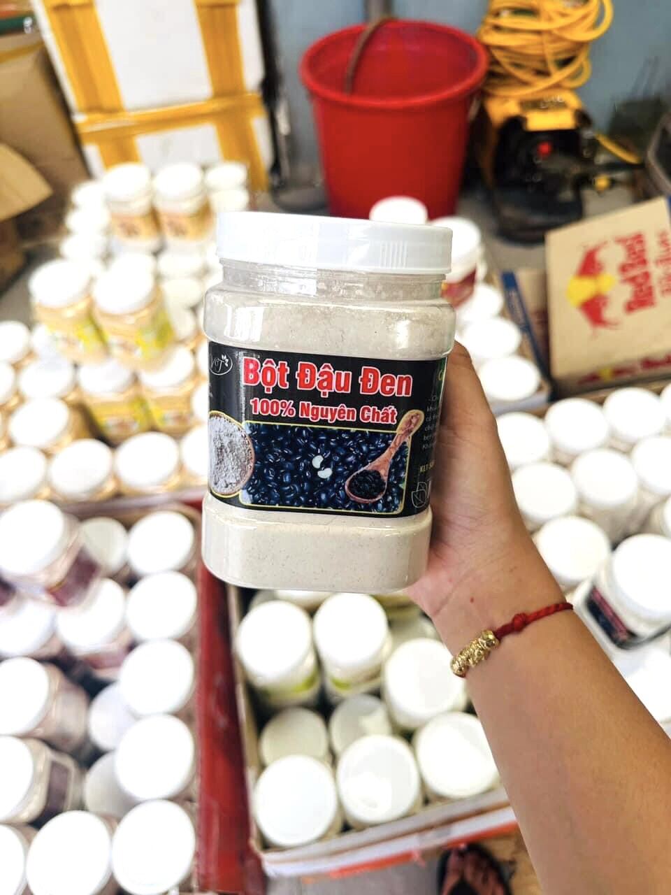 Bột đậu đen xanh lòng nguyên chất hộp 500gr. Bột đậu đen nguyên chất, không pha, bột mịn, thơm ngon, bổ dưỡng. Sản phẩm như hình shop chụp.