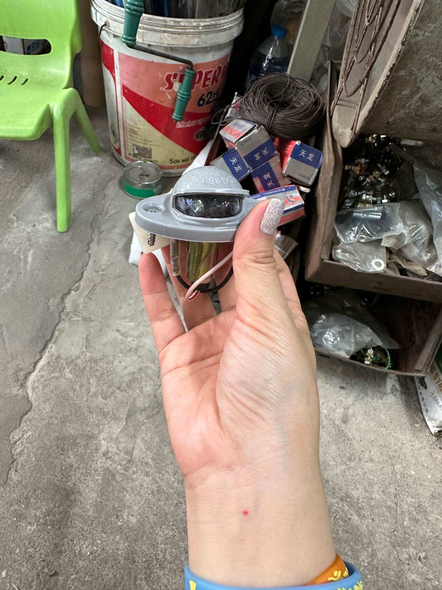 Đèn soi biển số