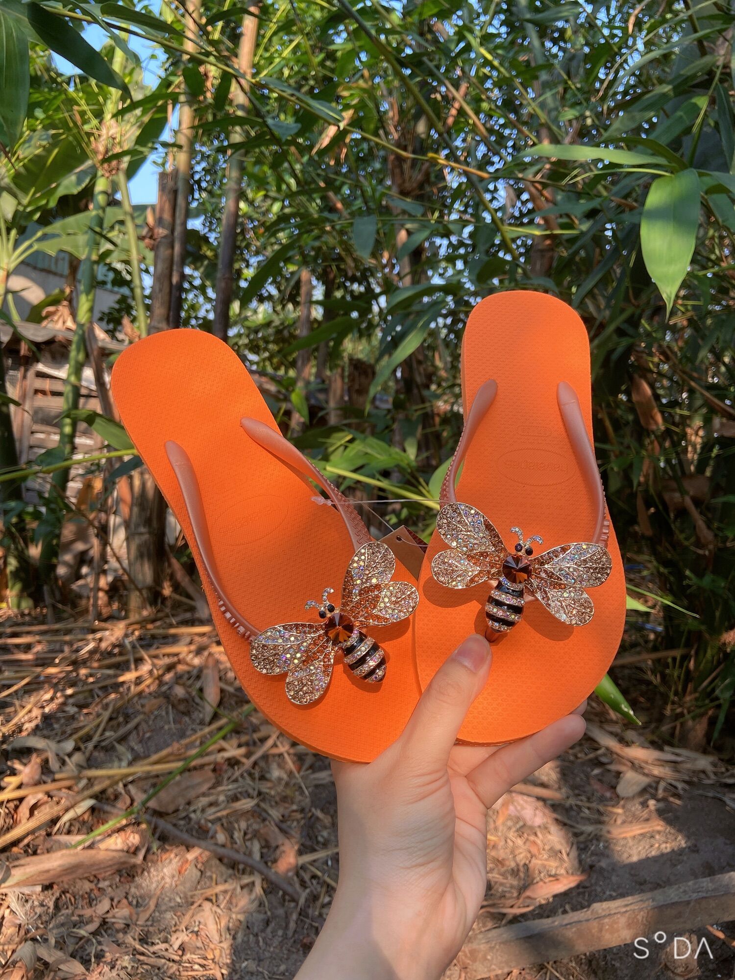 Havaianas kèm charm ong chúa