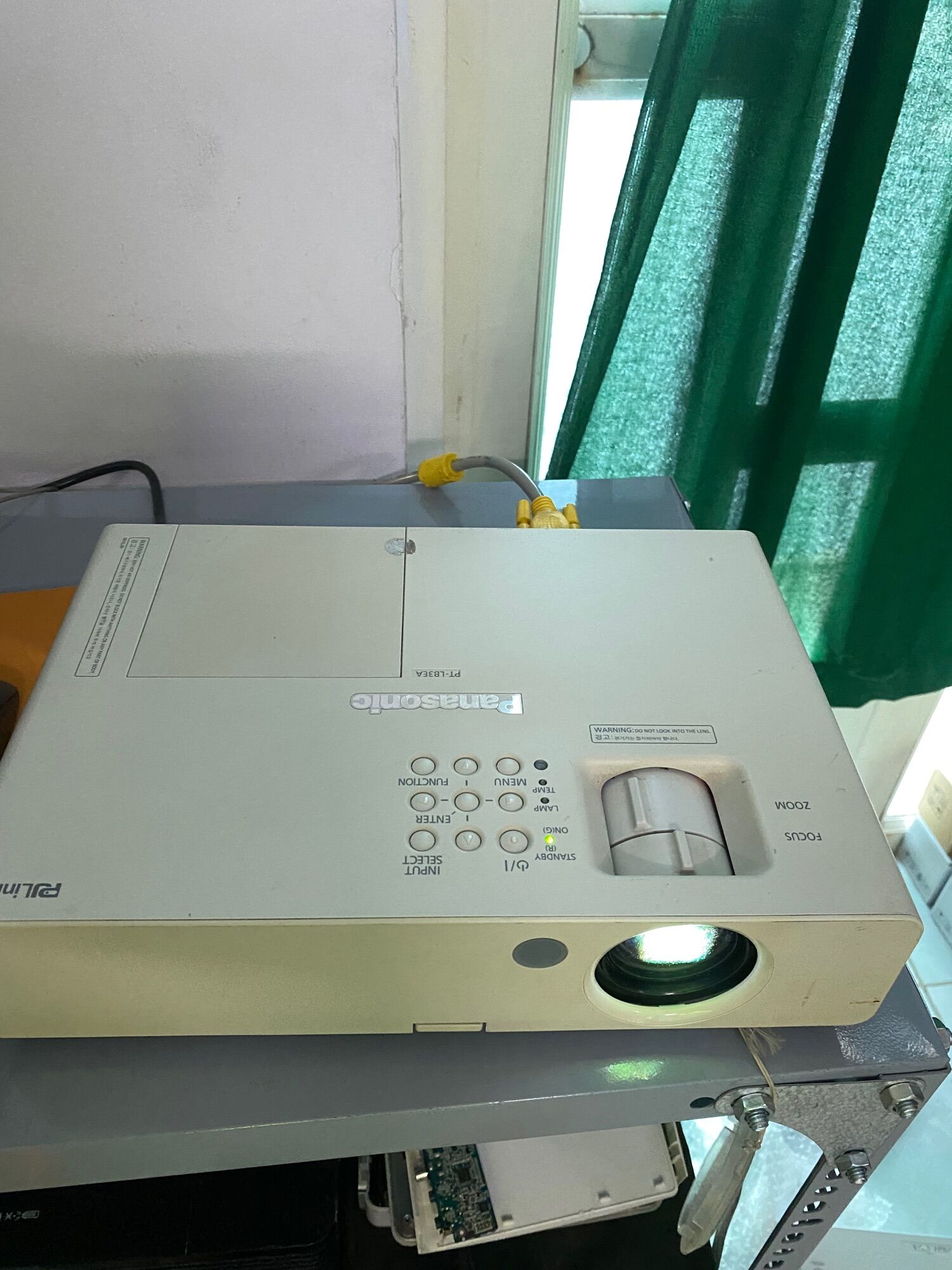 Máy chiếu 100in đẹp Panasonic PT-LB3