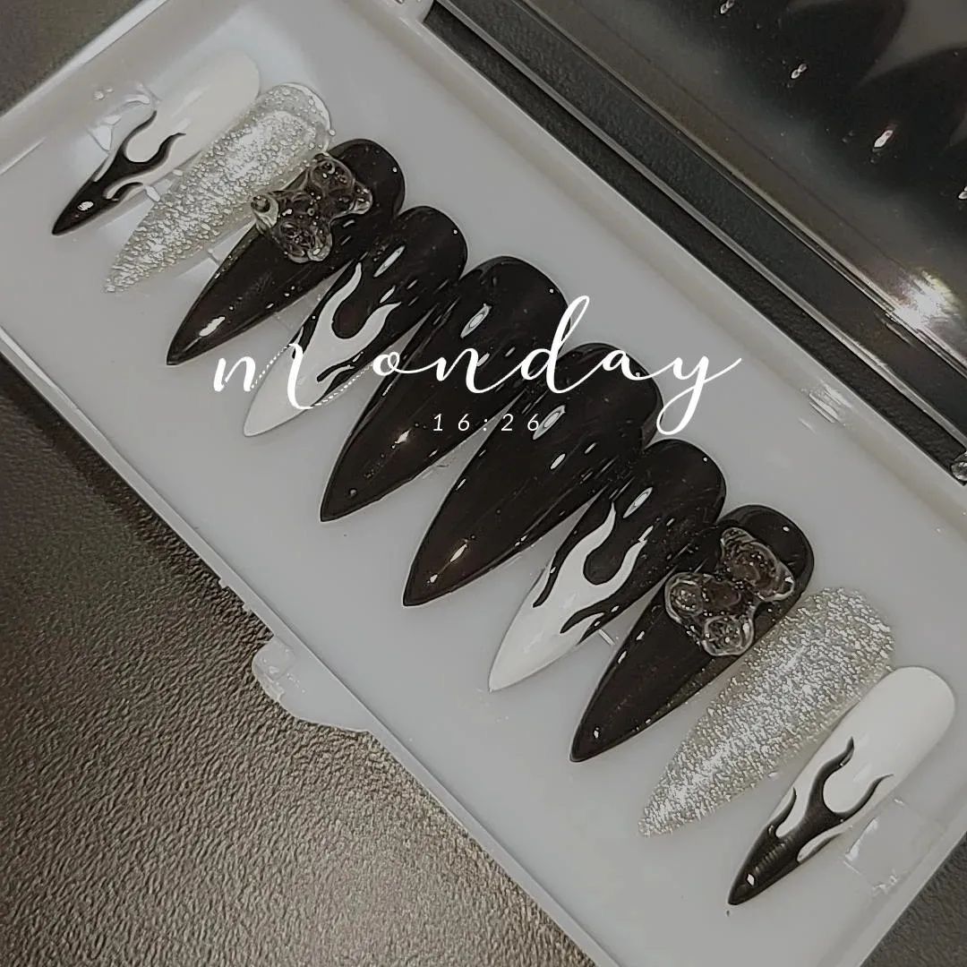 Nailbox mẫu nhọn đen trắng
