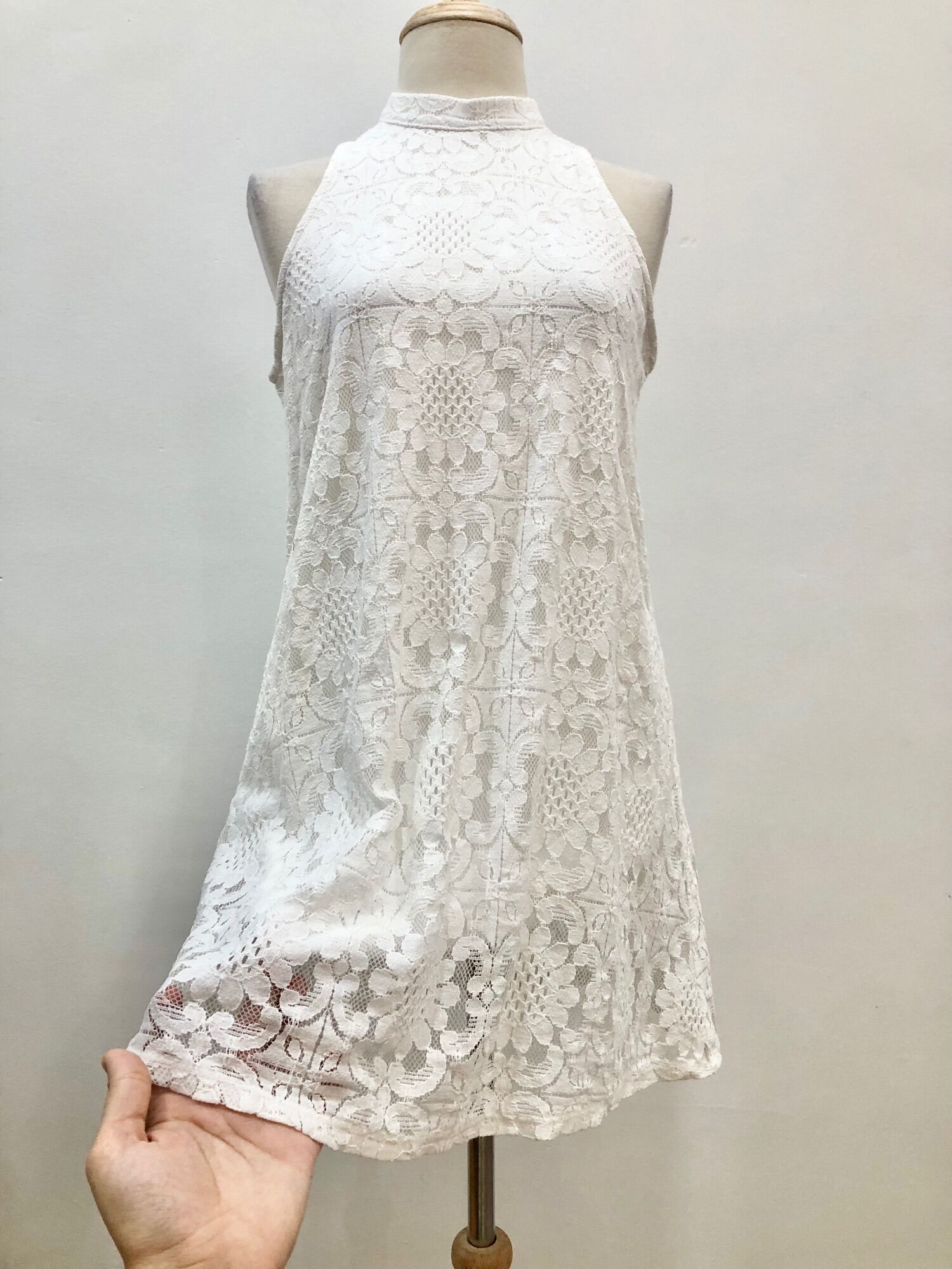 Đầm ren cổ yếm ngắn trên gối, 2 lớp