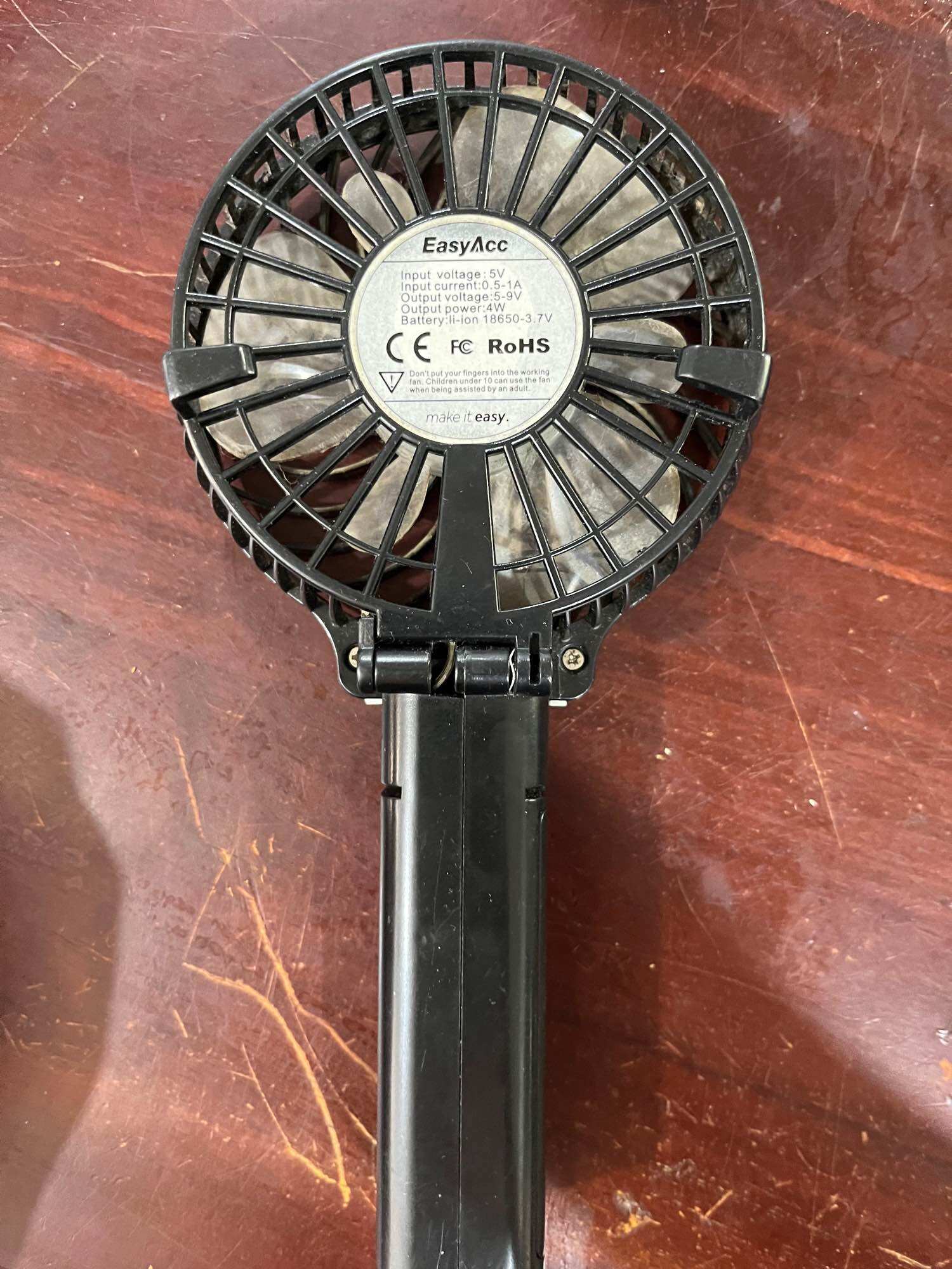 Quạt cầm tay EasyAcc, hang của Nhật thiết kế nhỏ gọn, tay cầm chắc chắn, lưới bảo vệ, nhãn CE RoHS, màu đen.