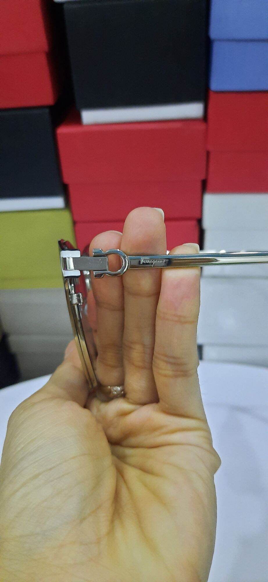 Kính si hiệu Ferragamo
