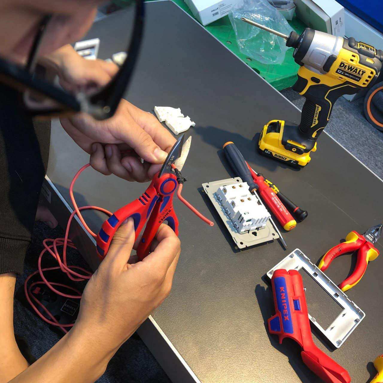 KÉO CẮT DÂY ĐIỆN KNIPEX 95 05 10 SB