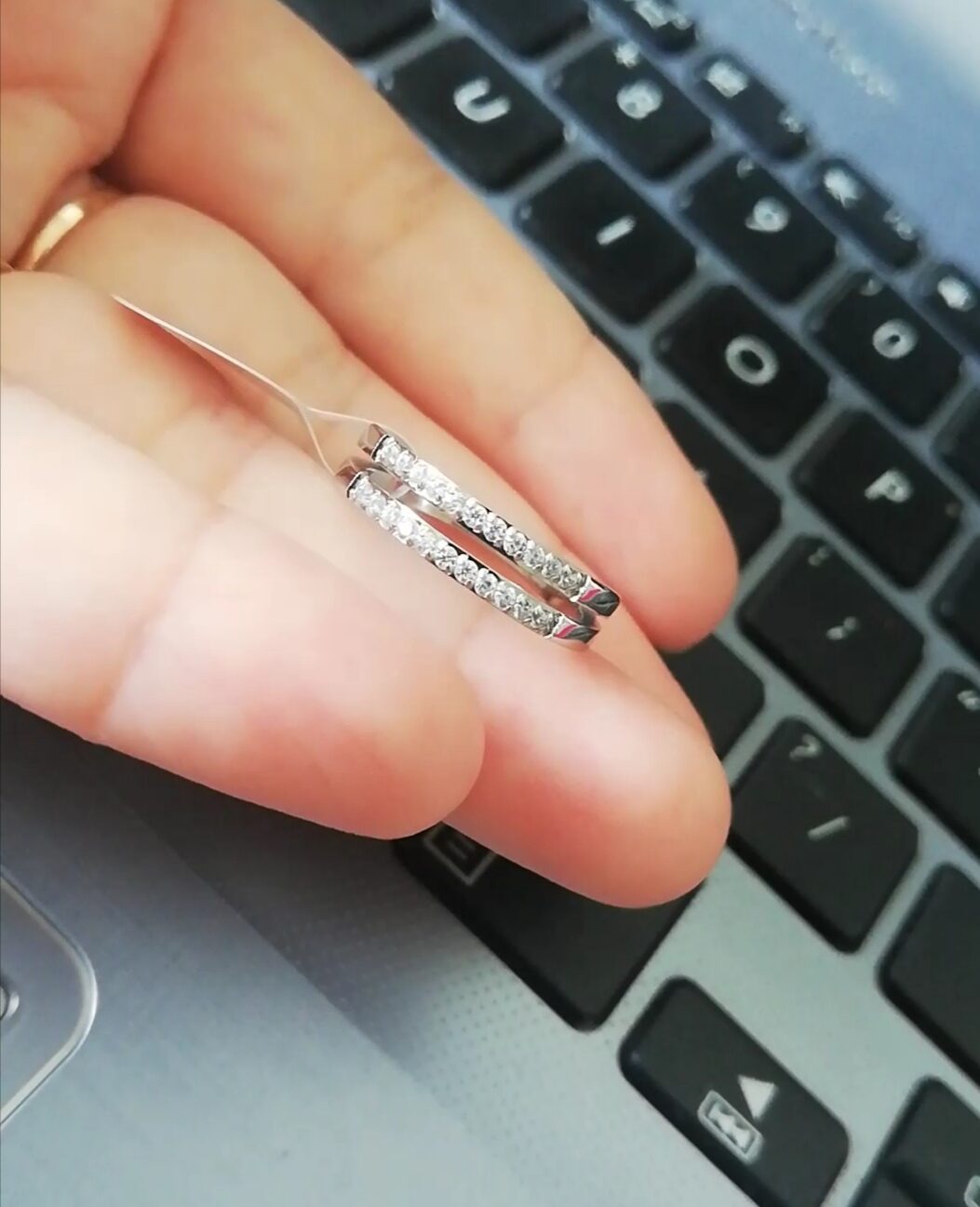 Nhẫn kiểu nữ titan thời trang đính 2 hàng xoàn nhỏ