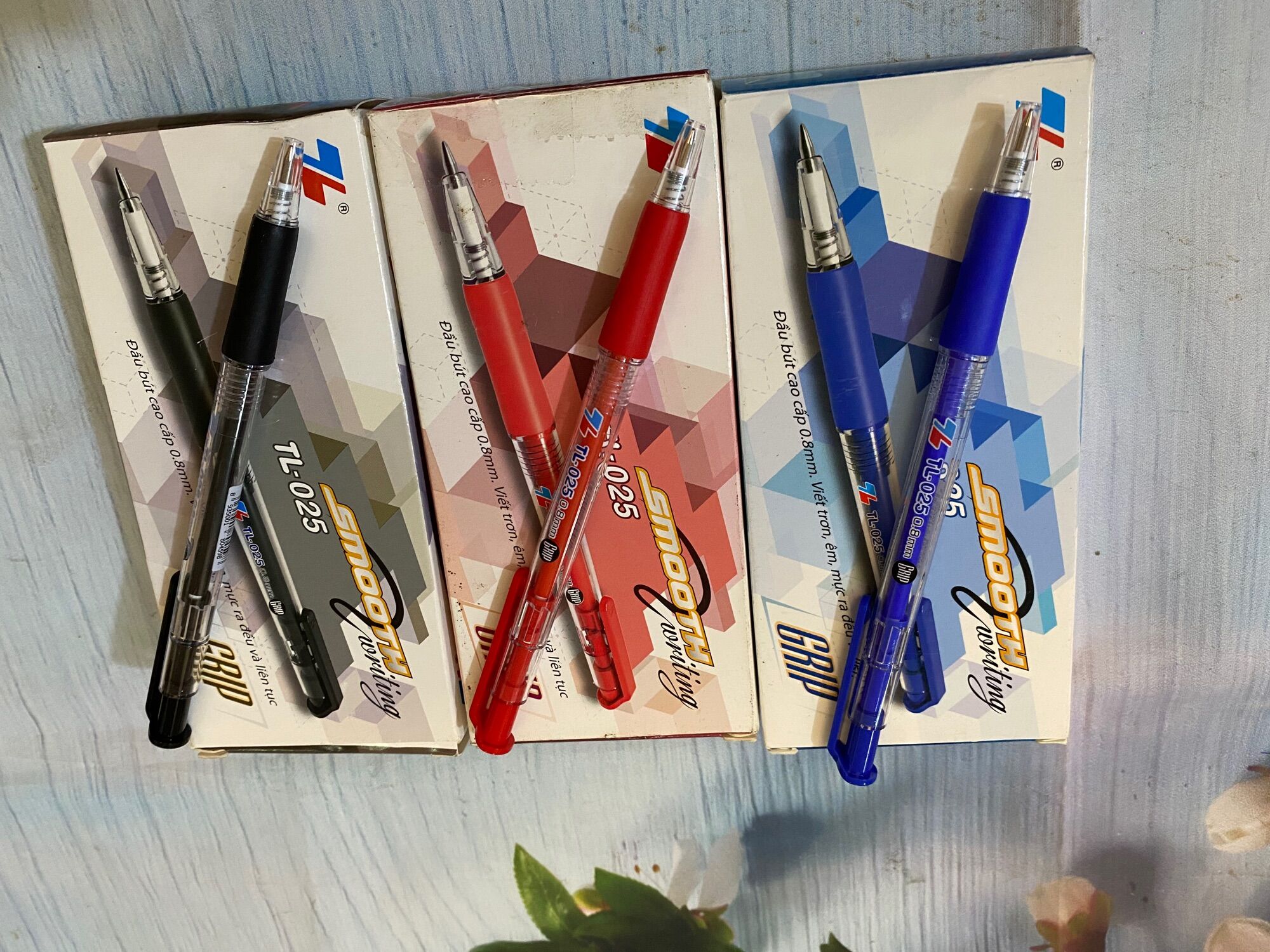 Hộp 20 chiếc bút bi 025
