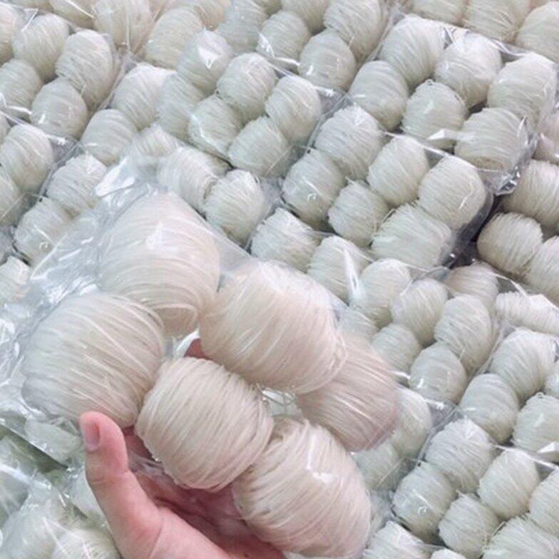 Combo 2kg hủ tiếu khô Sa Đéc thơm ngon | - Hủ tiếu khô | - Đóng gói trong túi nhựa | - Màu trắng | - Hình dạng cuộn tròn | - Sản phẩm từ Sa Đéc