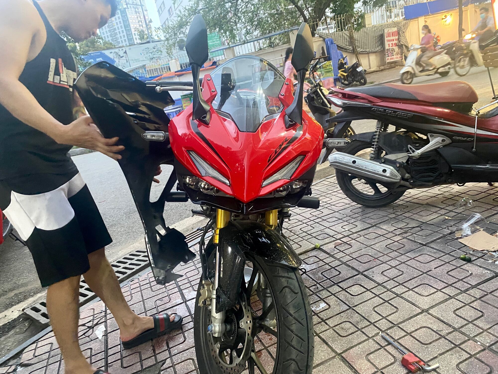 Chống đổ khung sườn CBR 150 2021 ( ko khoan nhựa)
