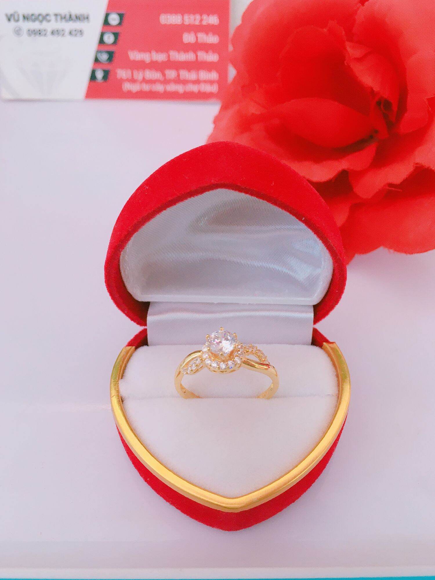 Nhẫn vàng tây ổ đá kim xinh xắn cho ce ạ .có bảo hành