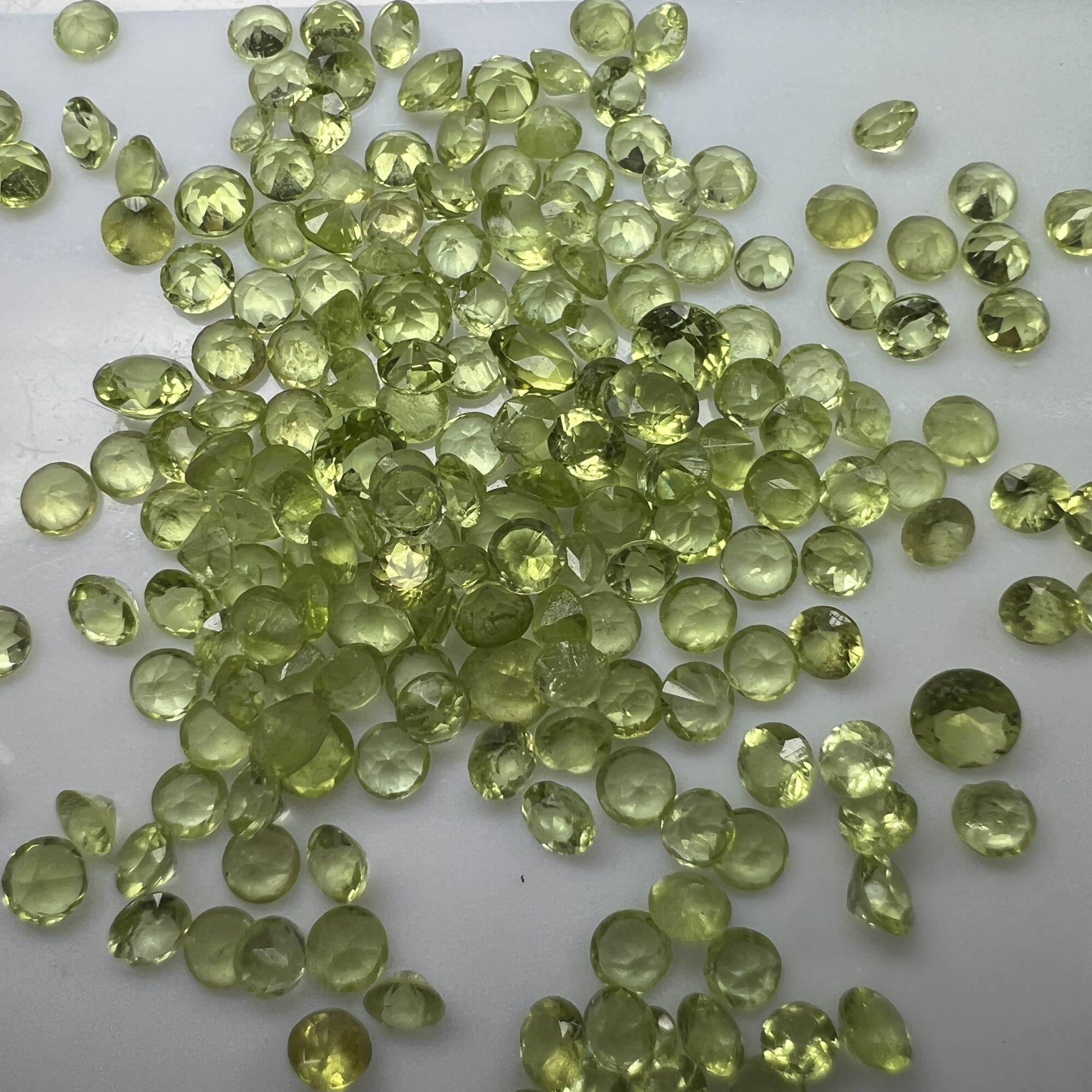 315-GIÁ 1 VIÊN ĐÁ PERIDOT TẤM ( THIÊN NHIÊN) 3 ly