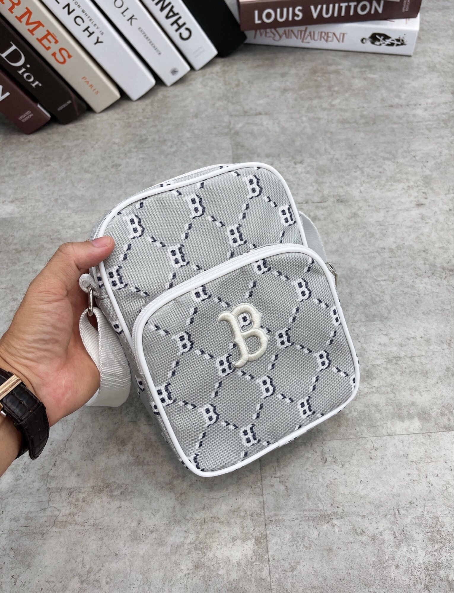 [3-5/8 Hoàn Tiền 25%]Túi đeo chéo NY monogram rainbow full tem tag