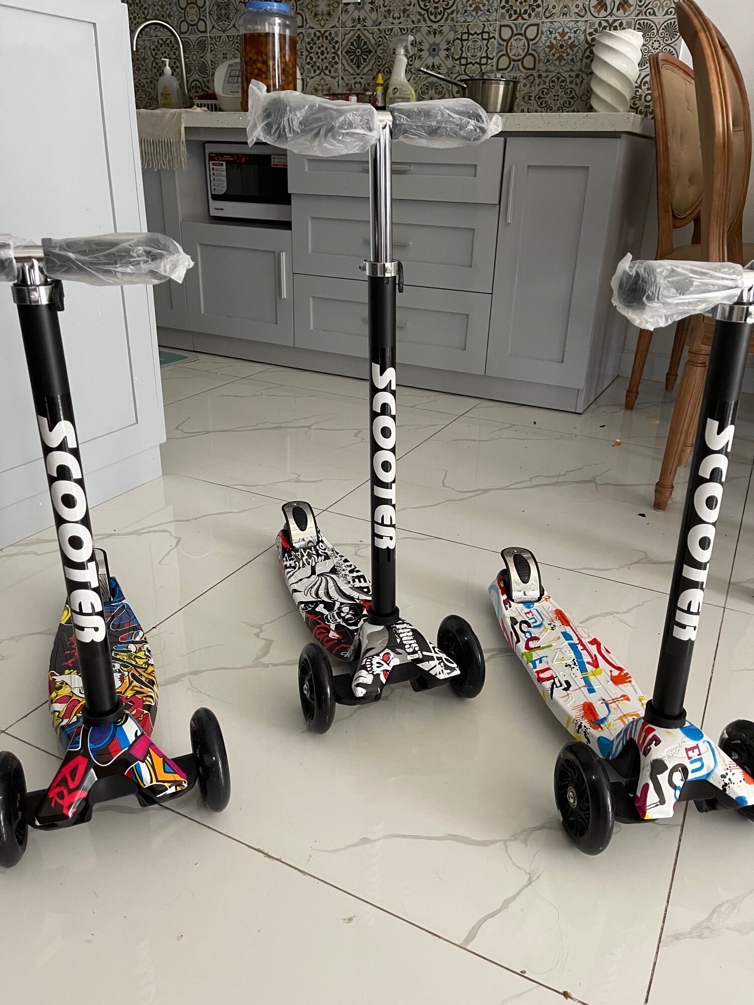 Xe Scooter ba bánh phong cách graffiti cực ngầu