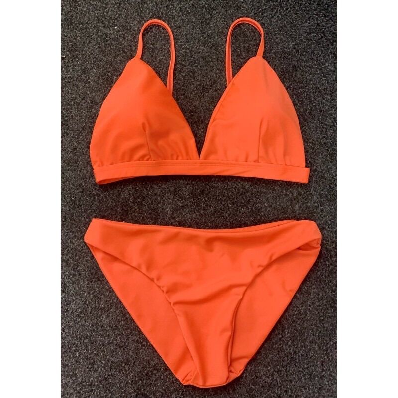 Bikini 2 mảnh Ngọc Trinh sexy màu neon siêu iu.