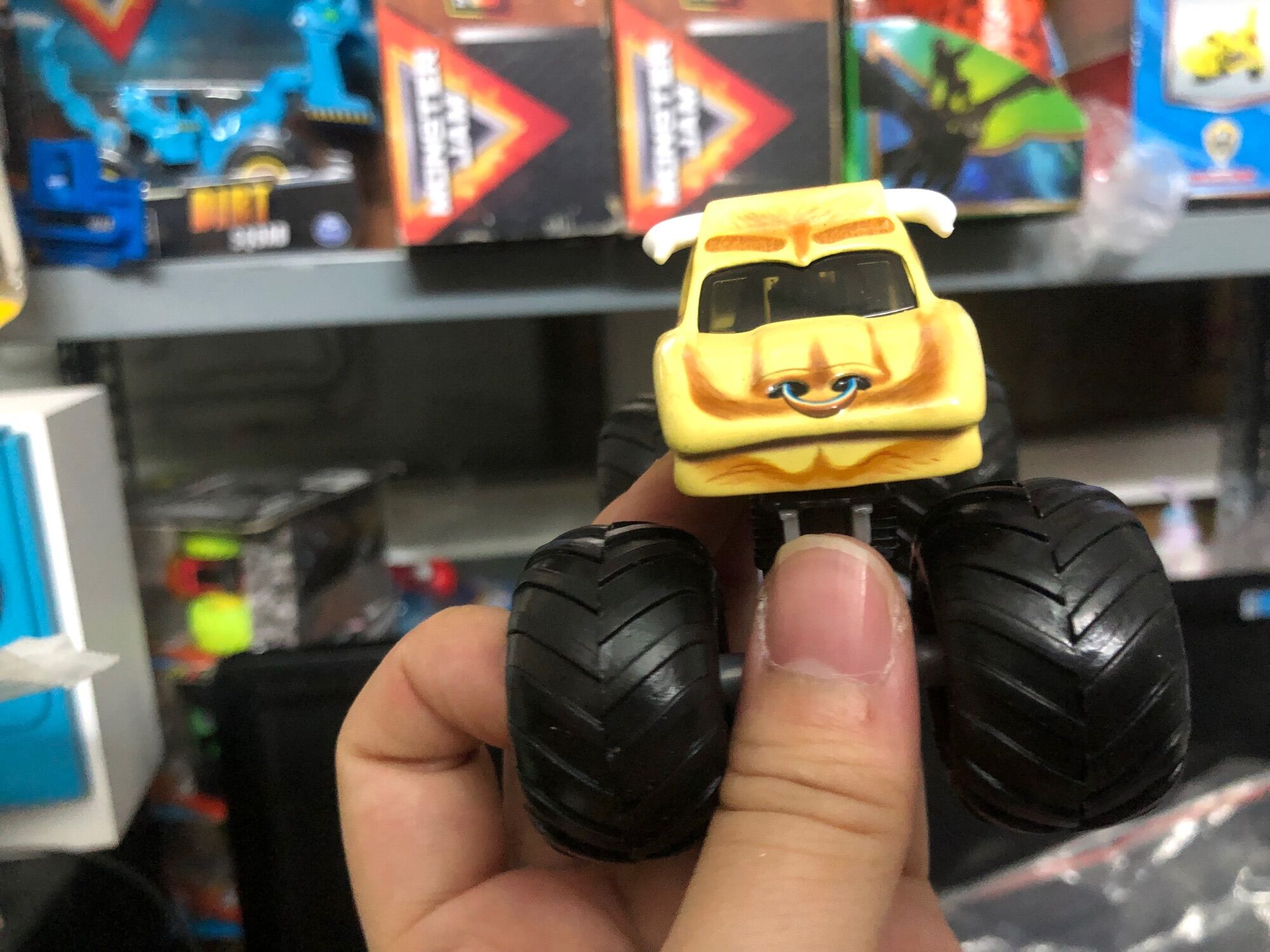 Xe Monster Jam El Toco Toro màu vàng