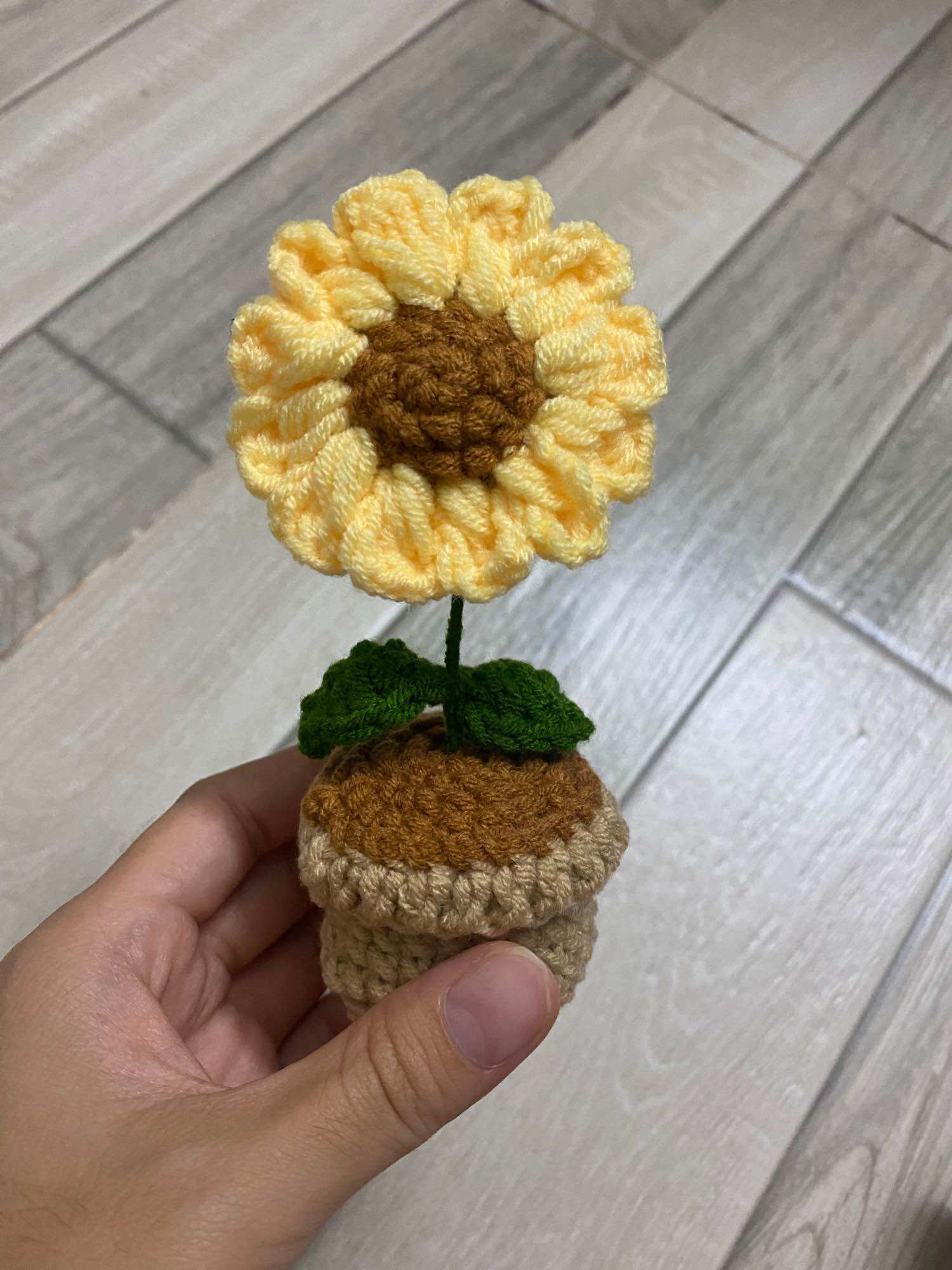 Chậu hoa mini handmade móc len trang trí bàn học, quà tặng