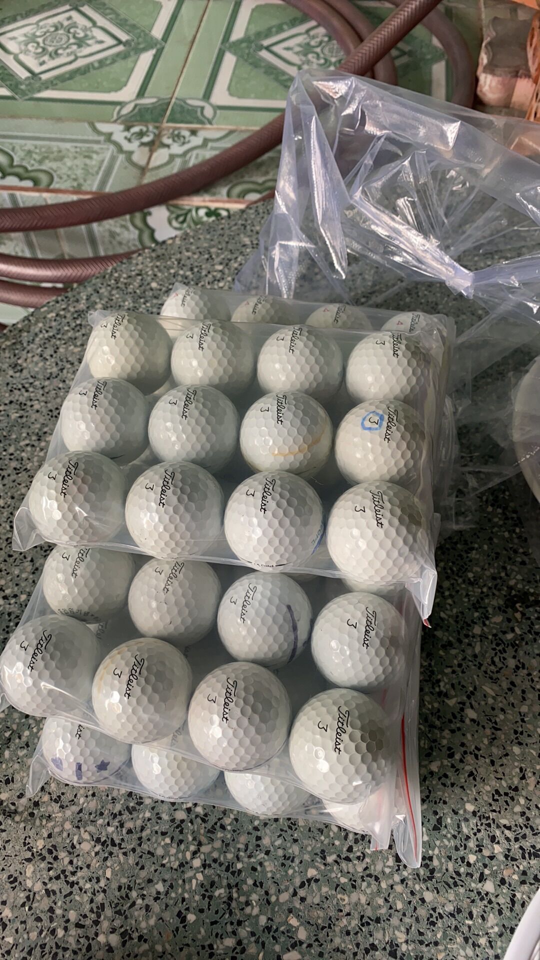 Bóng golf Titleist pro v1/prov1x/avx chính hãng (3 túi 36 quả )