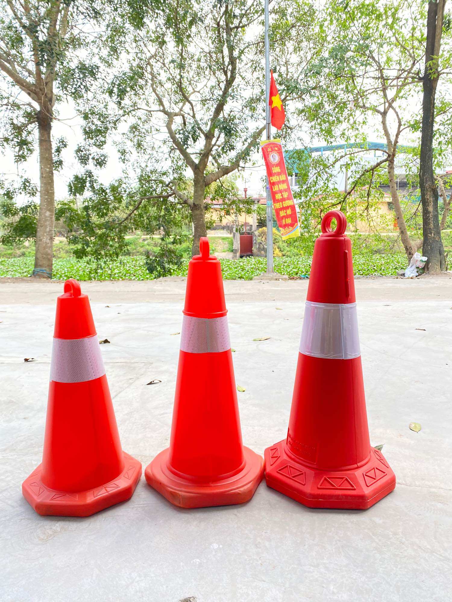 Cọc tiêu nhựa Nhật Quang đỏ phản quang trắng