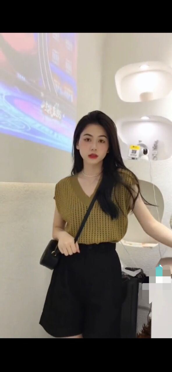 Áo len cổ tim