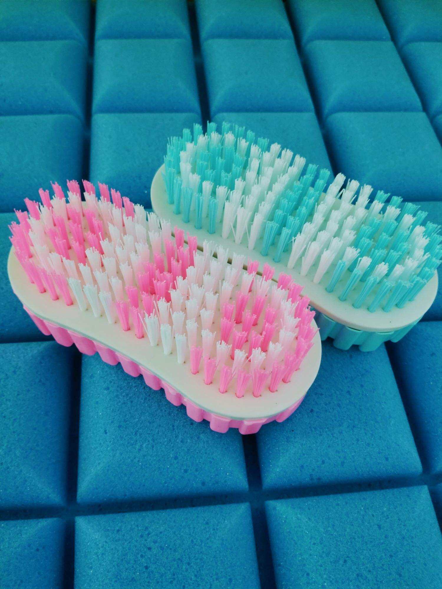Bộ 2 bàn chải nhựa  ( giao màu ngẫu nhiên )