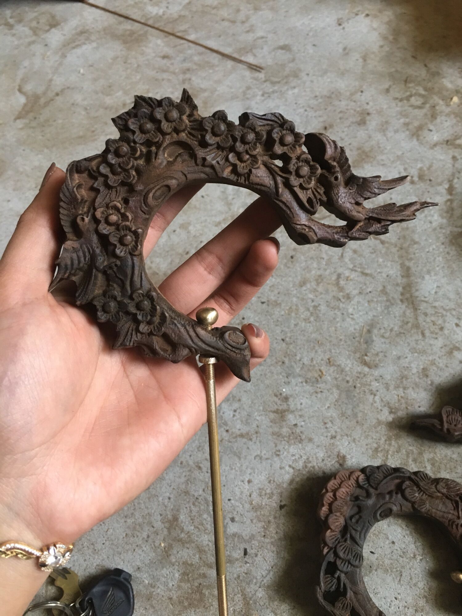 Móc gỗ mun hoa mai chạm cnc - phụ kiện lồng chim cảnh