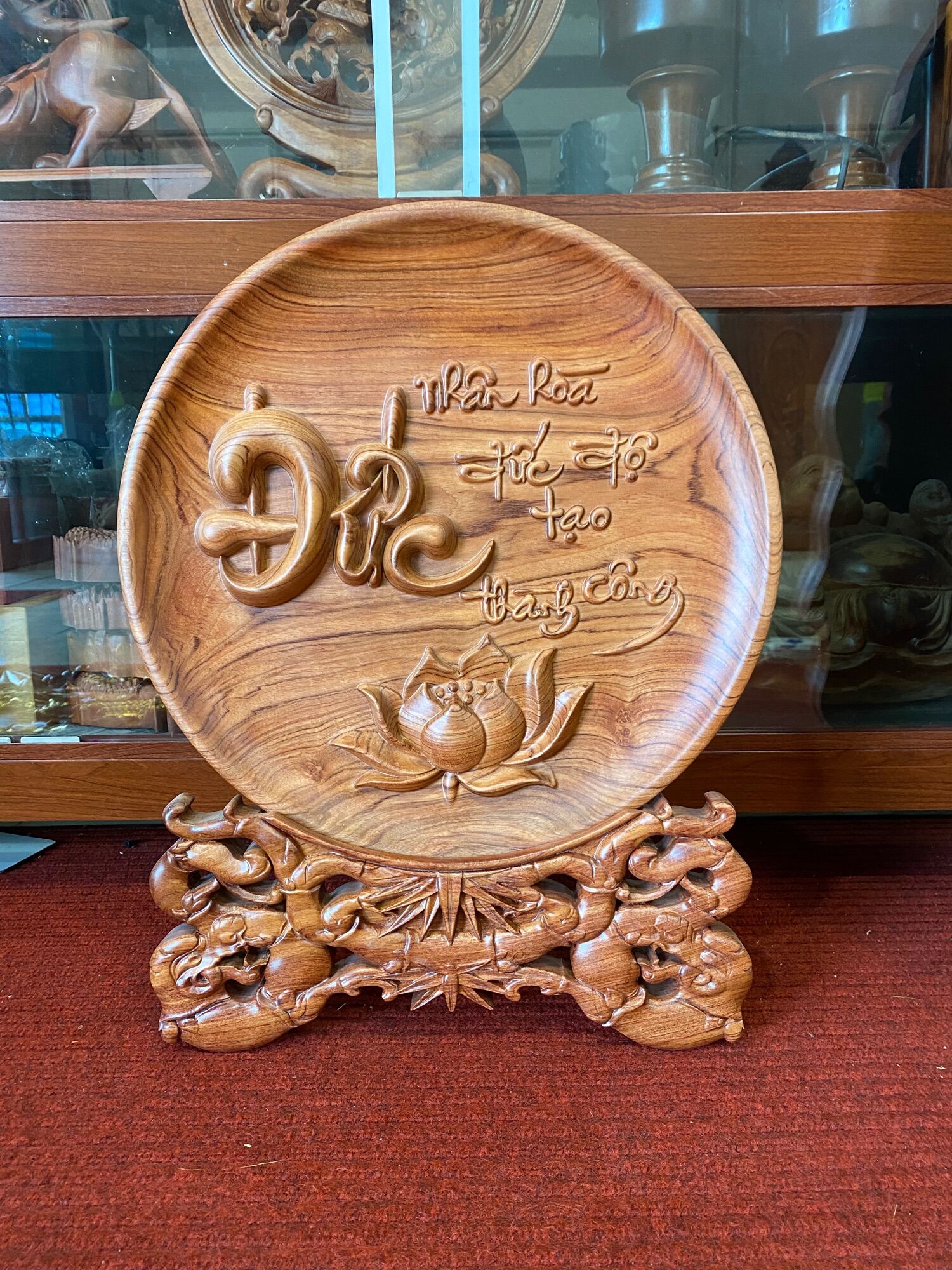 Đĩa gỗ phong thuỷ tranh chữ Đức liền khối