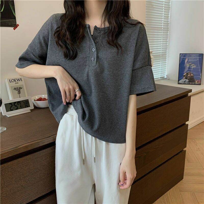 Áo Thun Nữ Form Rộng Tay Ngắn Cổ Tròn Có Nút