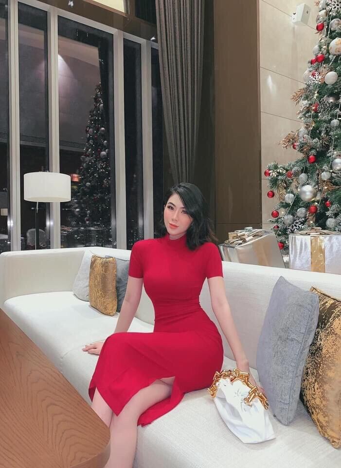 Đầm body cổ lọ tay ngắn xẻ tà.
