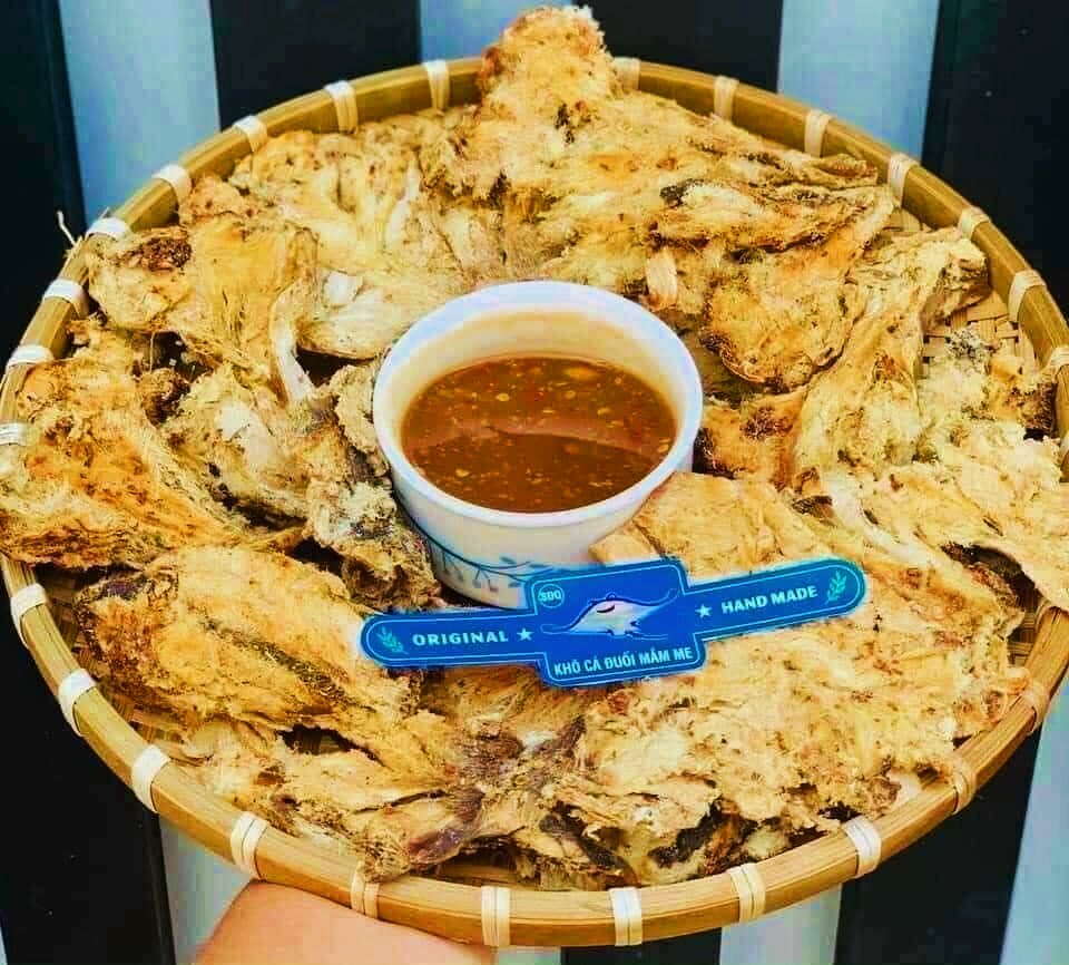 KHÔ CÁ ĐUỐI HỘP 350GR KÈM MẮM ME