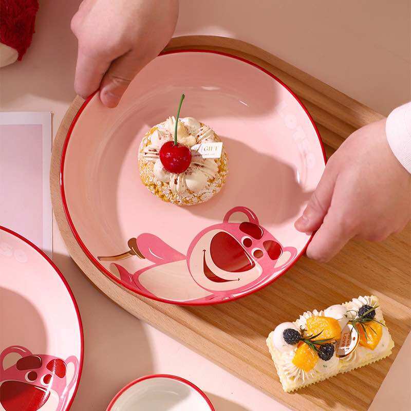 Dĩa sứ tròn hình gấu dâu lotso 1 bên - sứ tráng men cao cấp