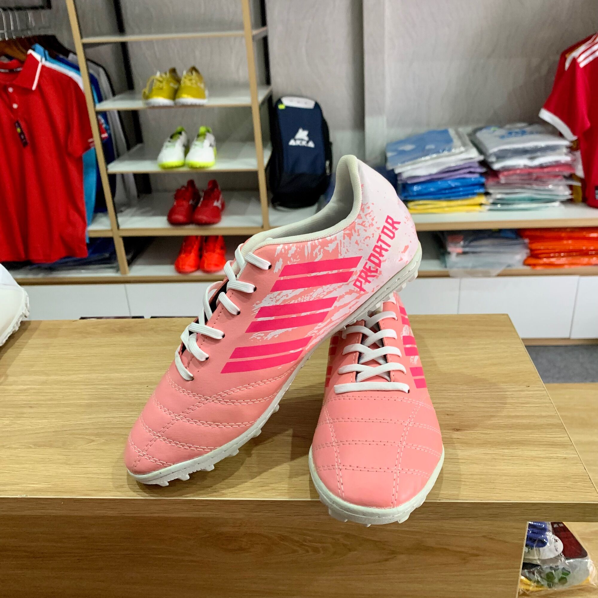 Giày bóng đá ba sọc Predator