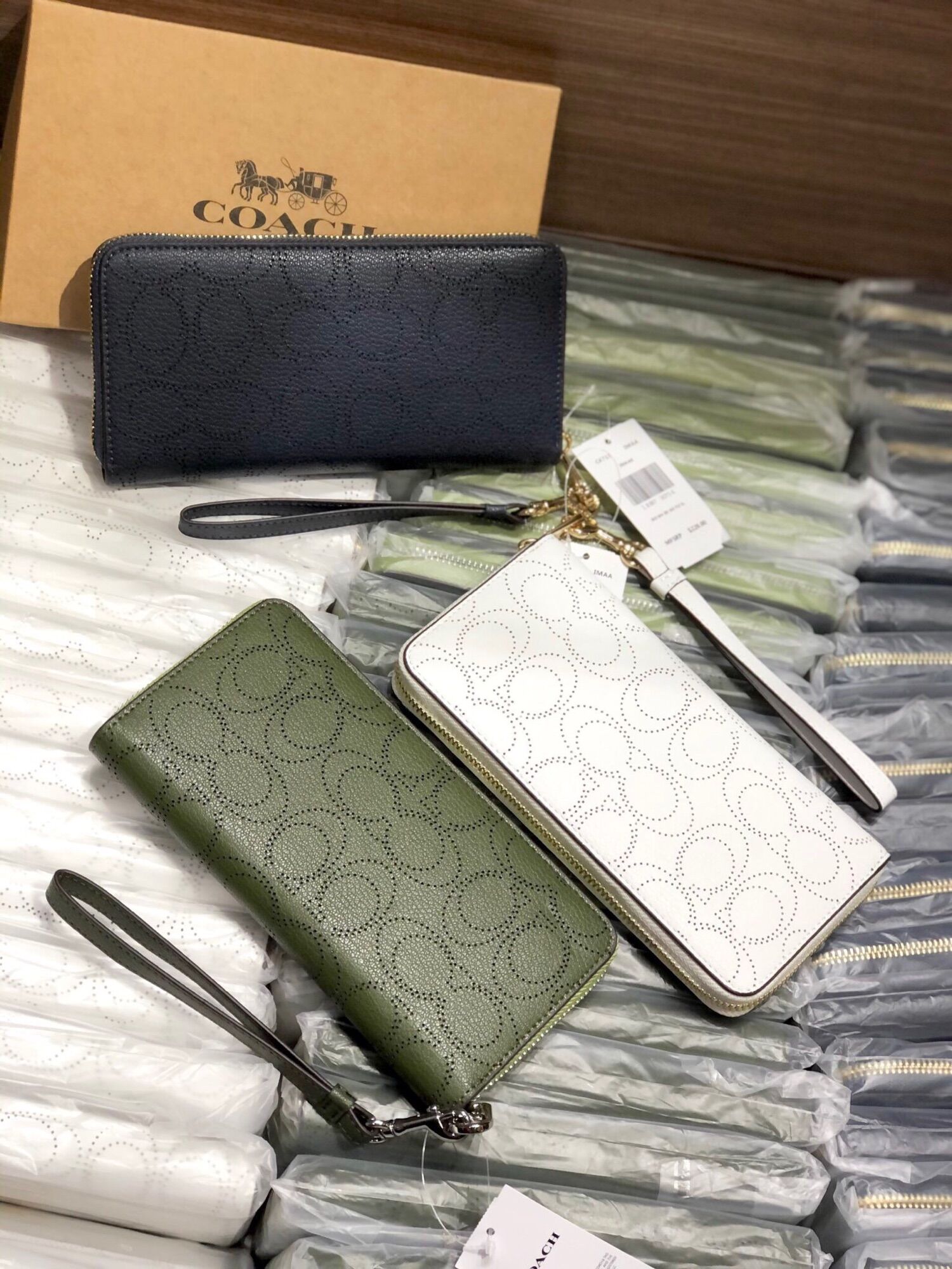 Ví Coach Long Zip hoạ tiết nổi bật