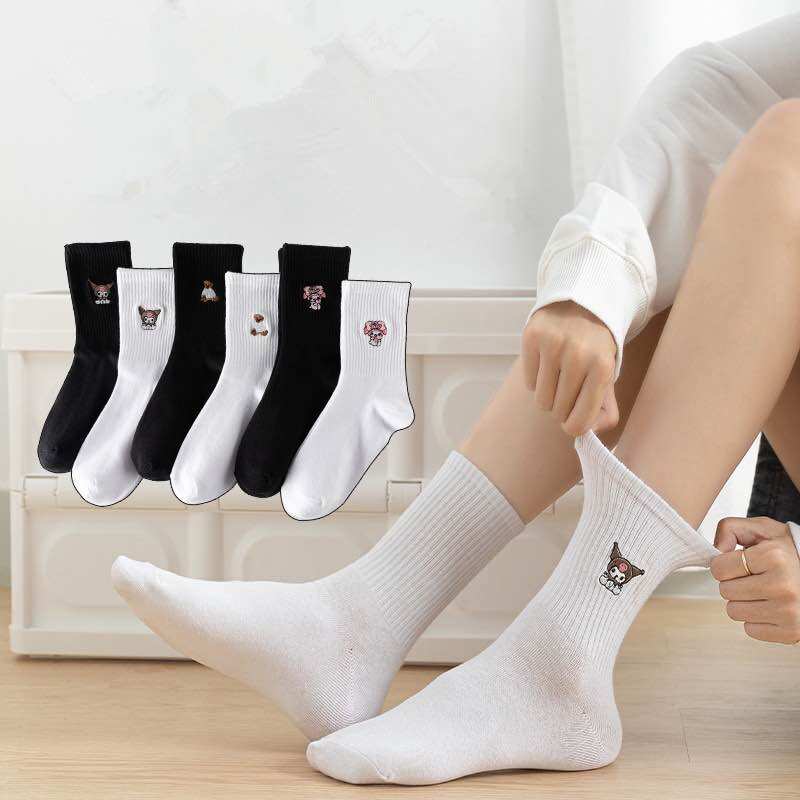 tất (vớ) trắng đen thêu hình cao bắp