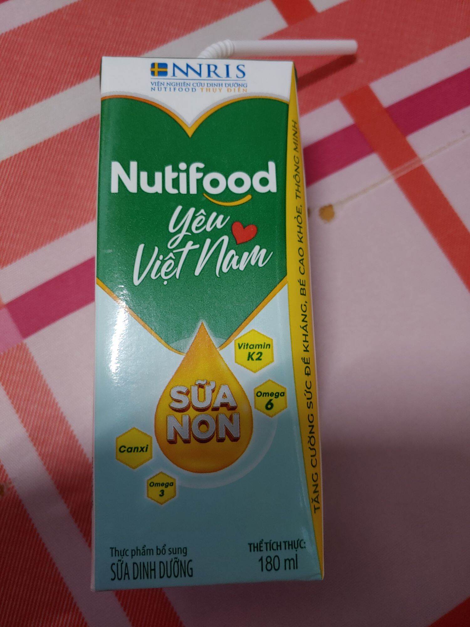 Sữa bột pha sẵn Nutifood yêu Việt Nam chứa sữa non omega 3 và 20 khoáng chất 1 hộp 180ml thumbnail