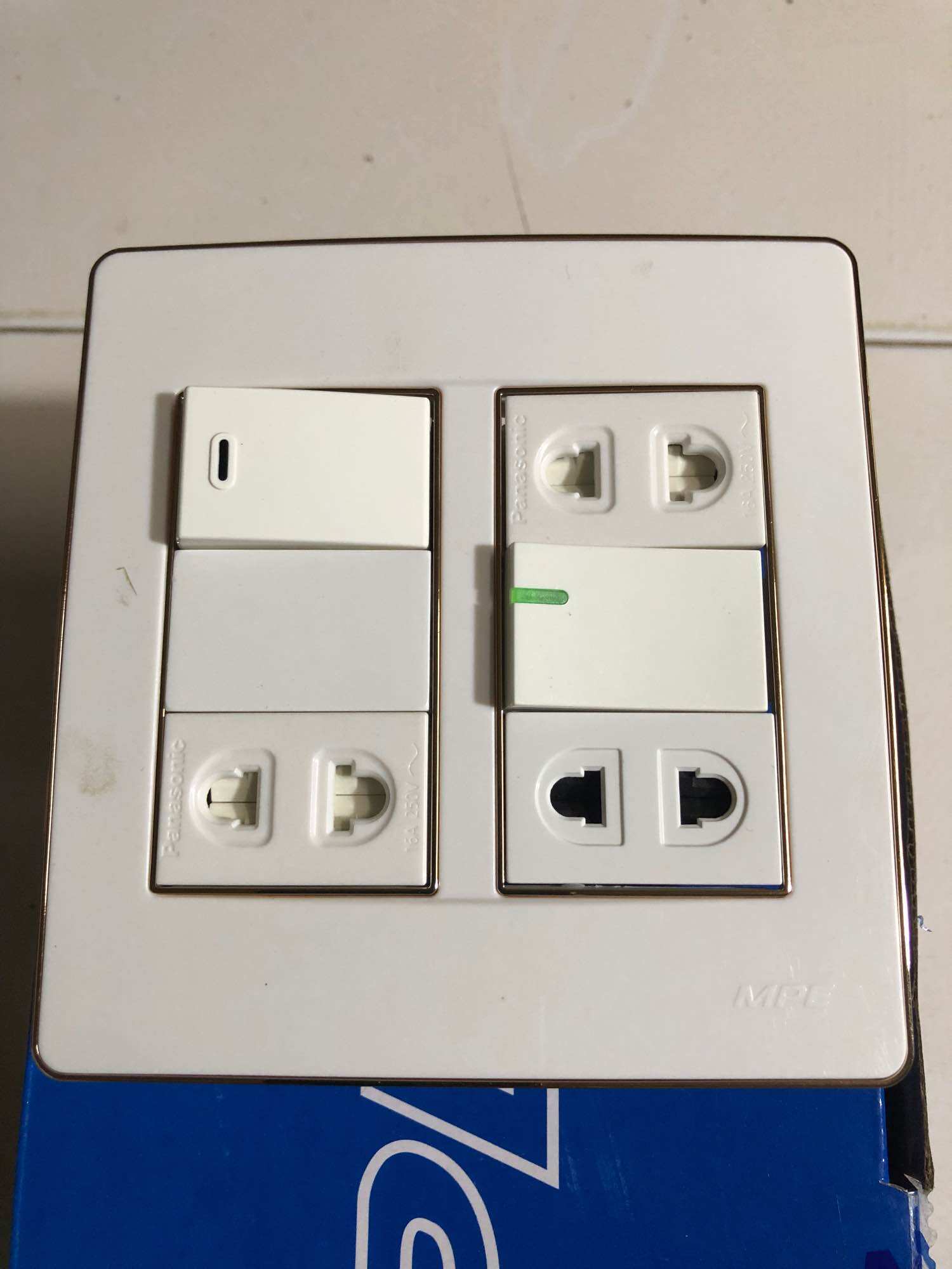 Mặt 2/3/4/5/6 công tắc/ổ cắm mpe viền vàng cao