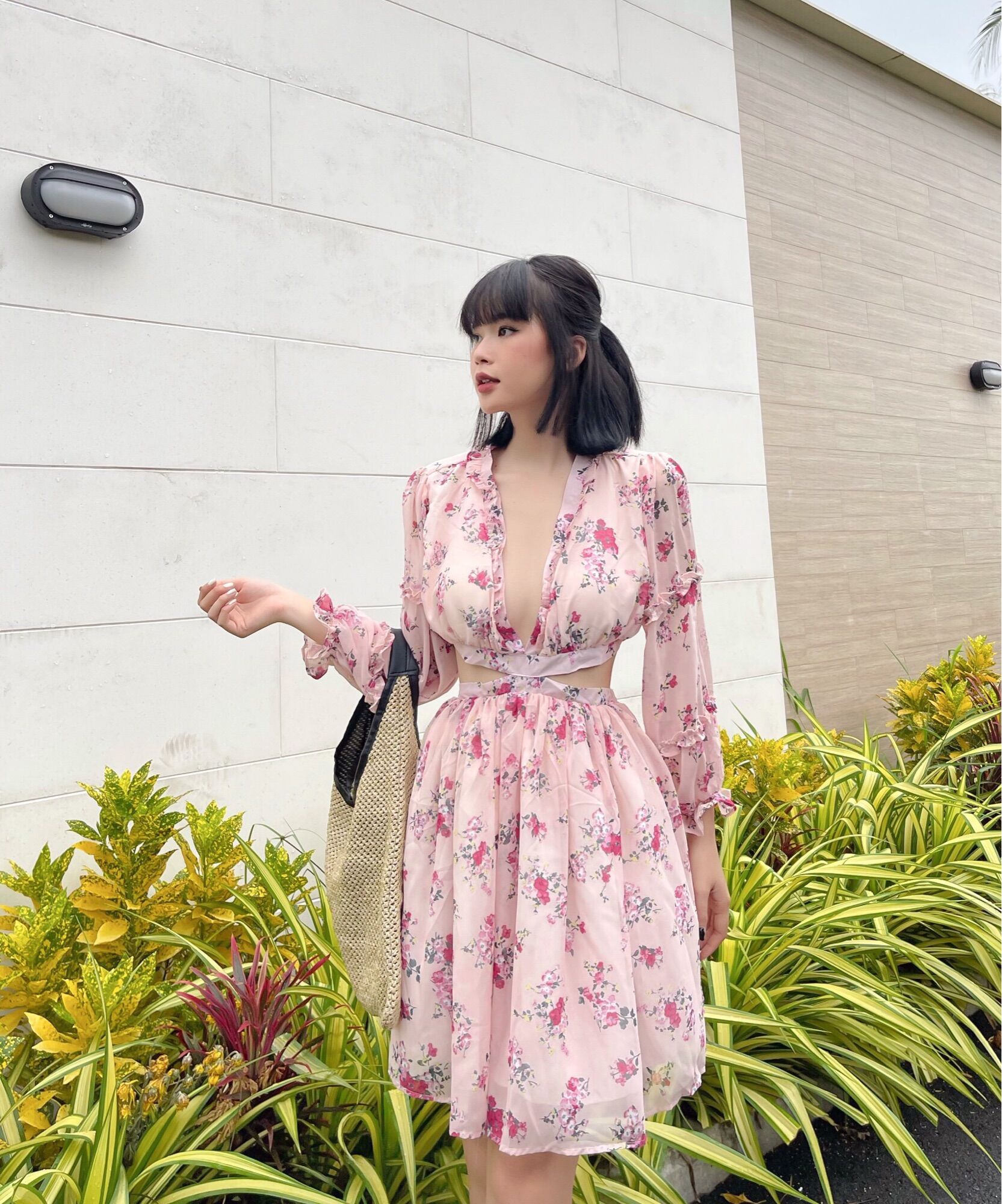 Đầm hở lưng cut out eo tone hồng nhẹ