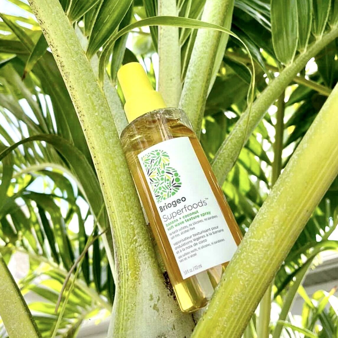 Xịt dưỡng tóc Briogeo Banana + Coconut Soft Wave Texture Spray