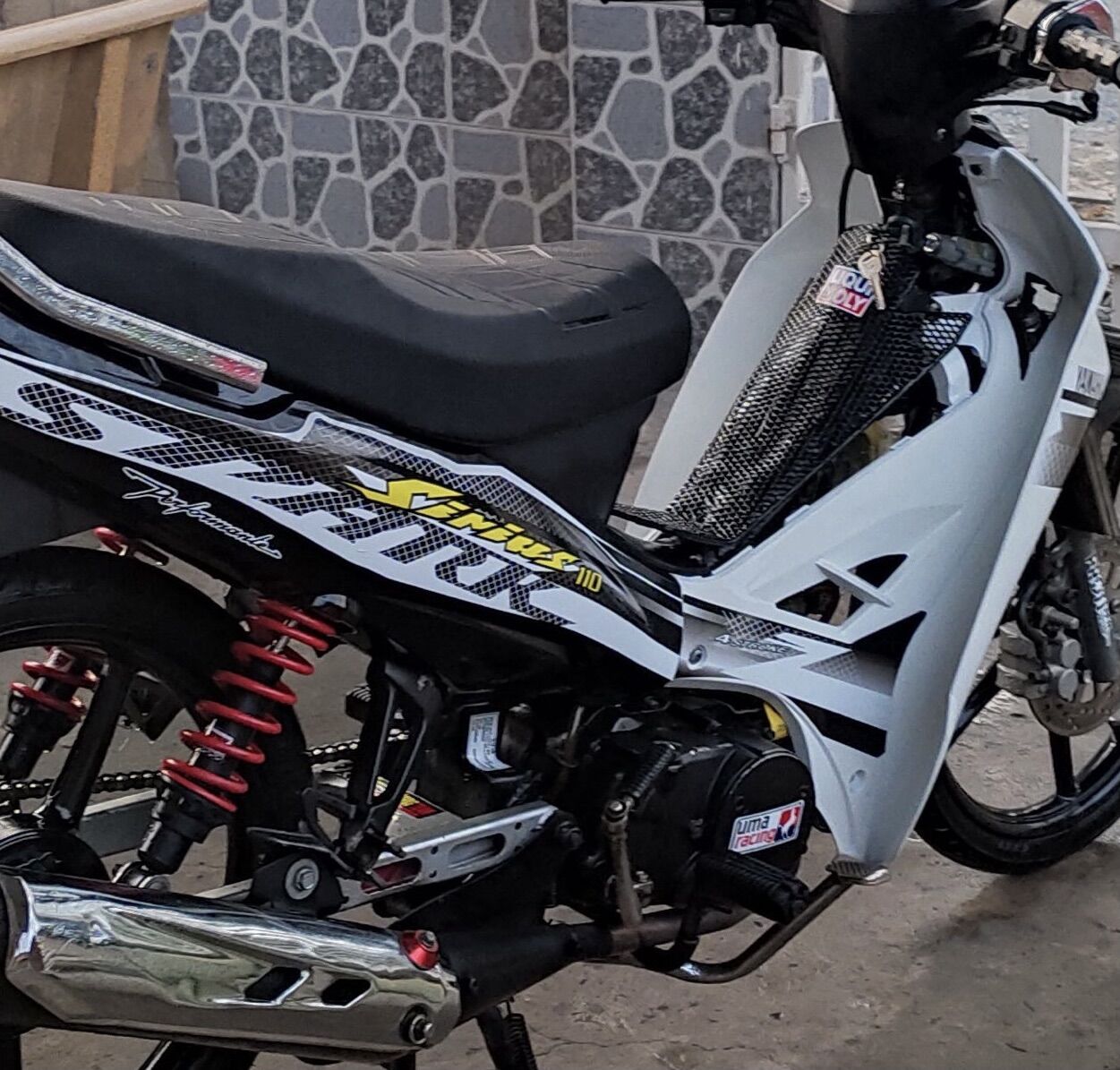 Tem sirius 110 trắng đen spark