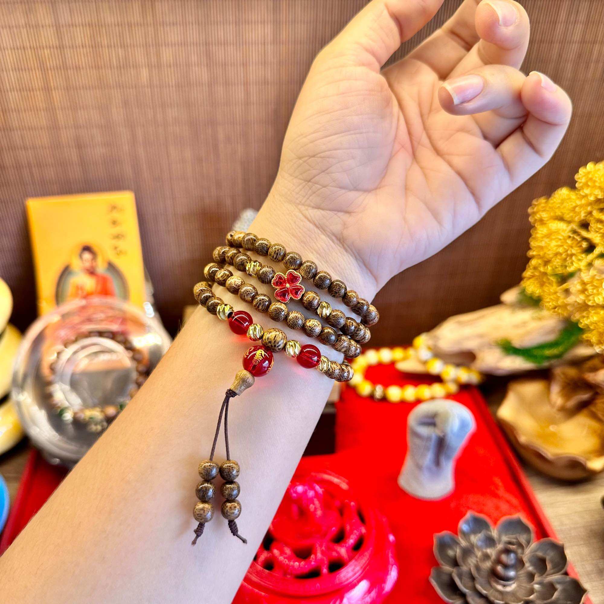 Chuỗi trầm hương 6mm quấn tay mix charm cỏ 4 lá may mắn