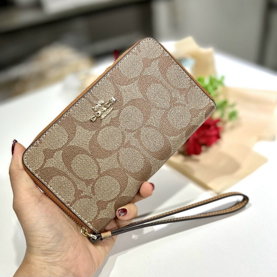 Ví nhỡ Coach khoá kéo chất đẹp kèm móc tay tiện dụng