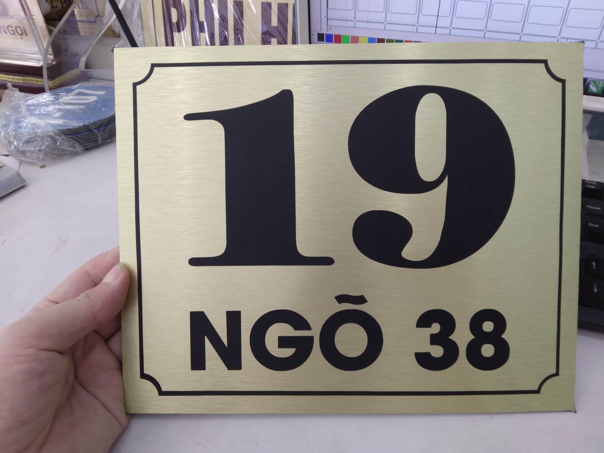 Biển số nhà alu vàng xước dán decal hoặc chữ nổi mica. KT: 20x30 cm