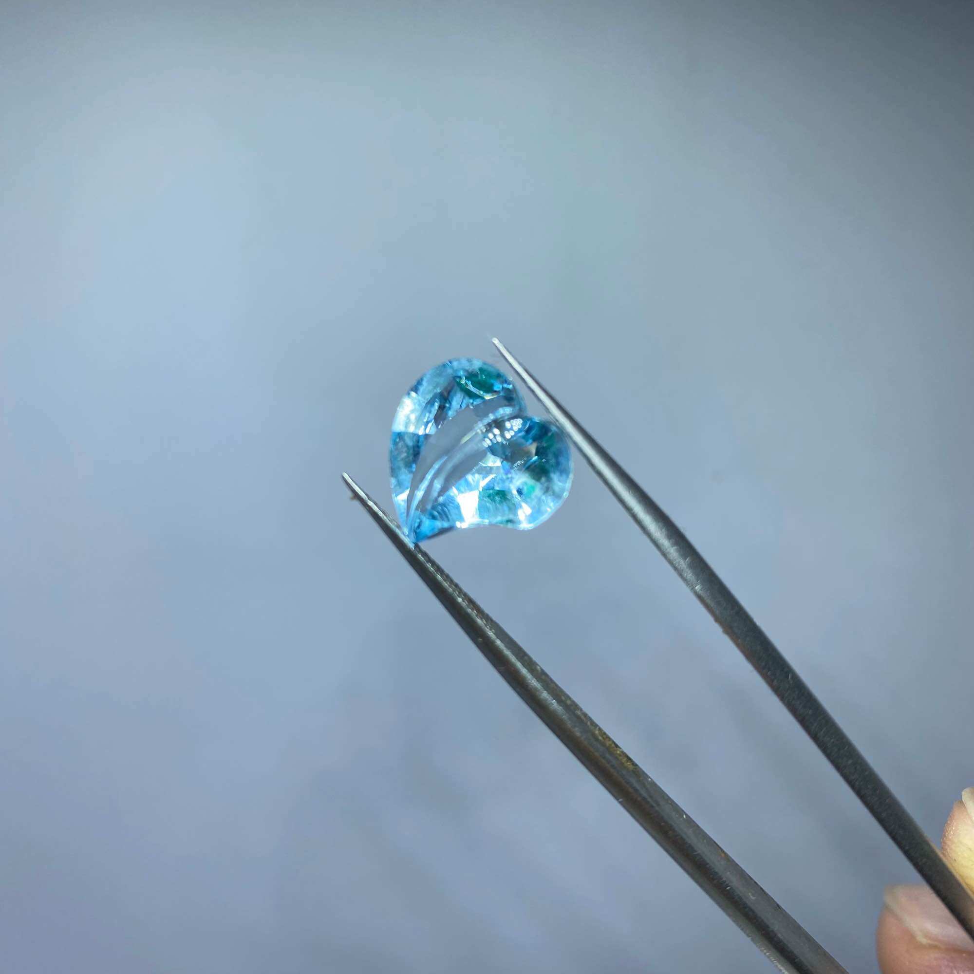 6930-ĐÁ TOPAZ XANH ( THIÊN NHIÊN) CẮT GIÁC TIM  ( KHÔNG PHÁT QUANG ĐỎ DƯỚI TIA UV)