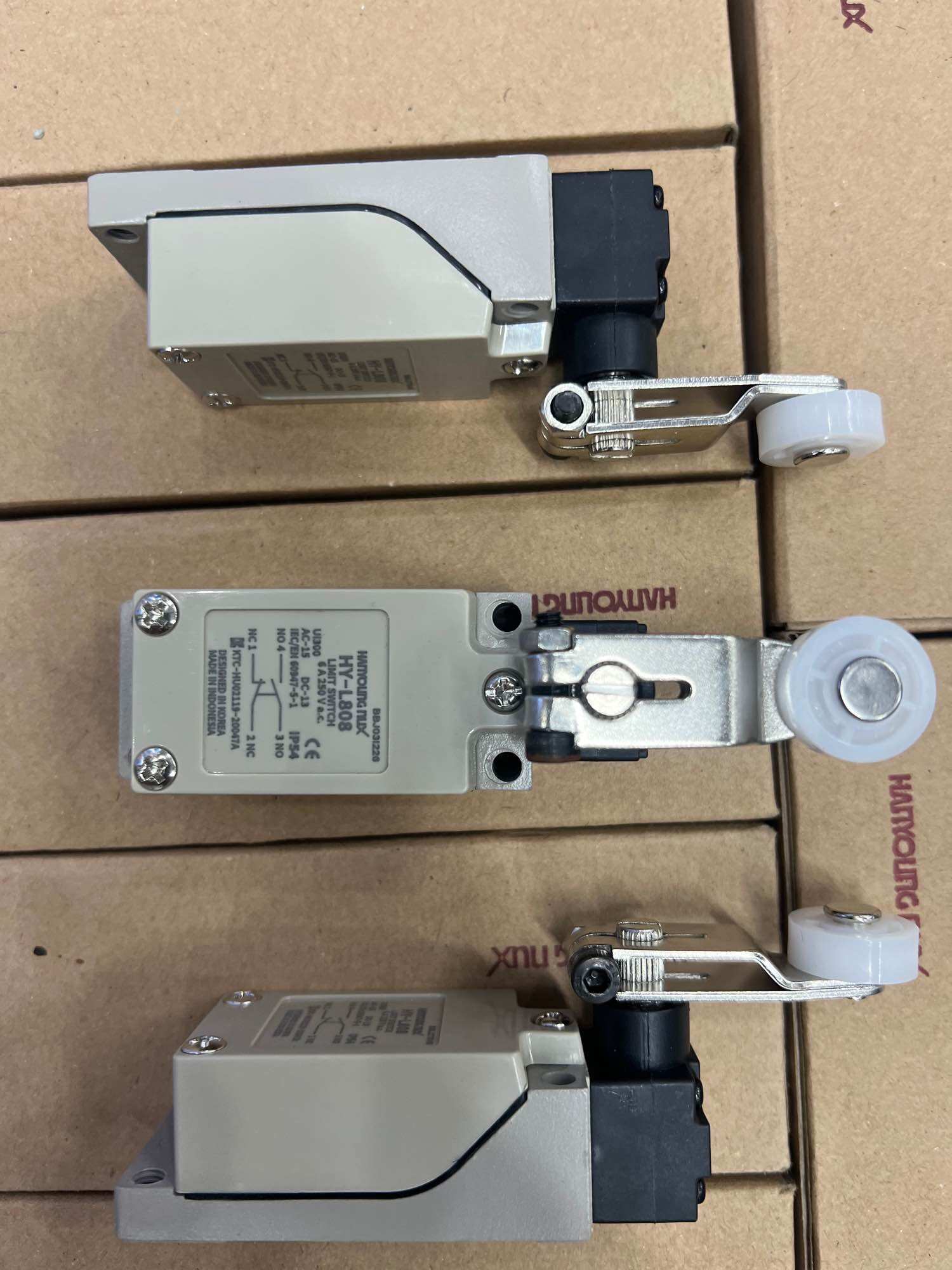 Công tắc hành trình L808 Hanyoung