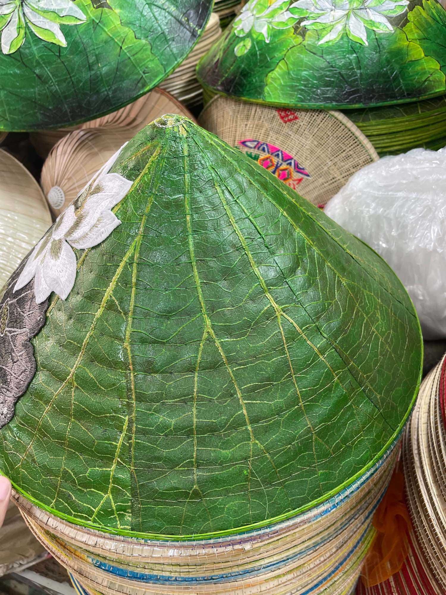 Nón lá sen xứ Huế thêu tay thủ công