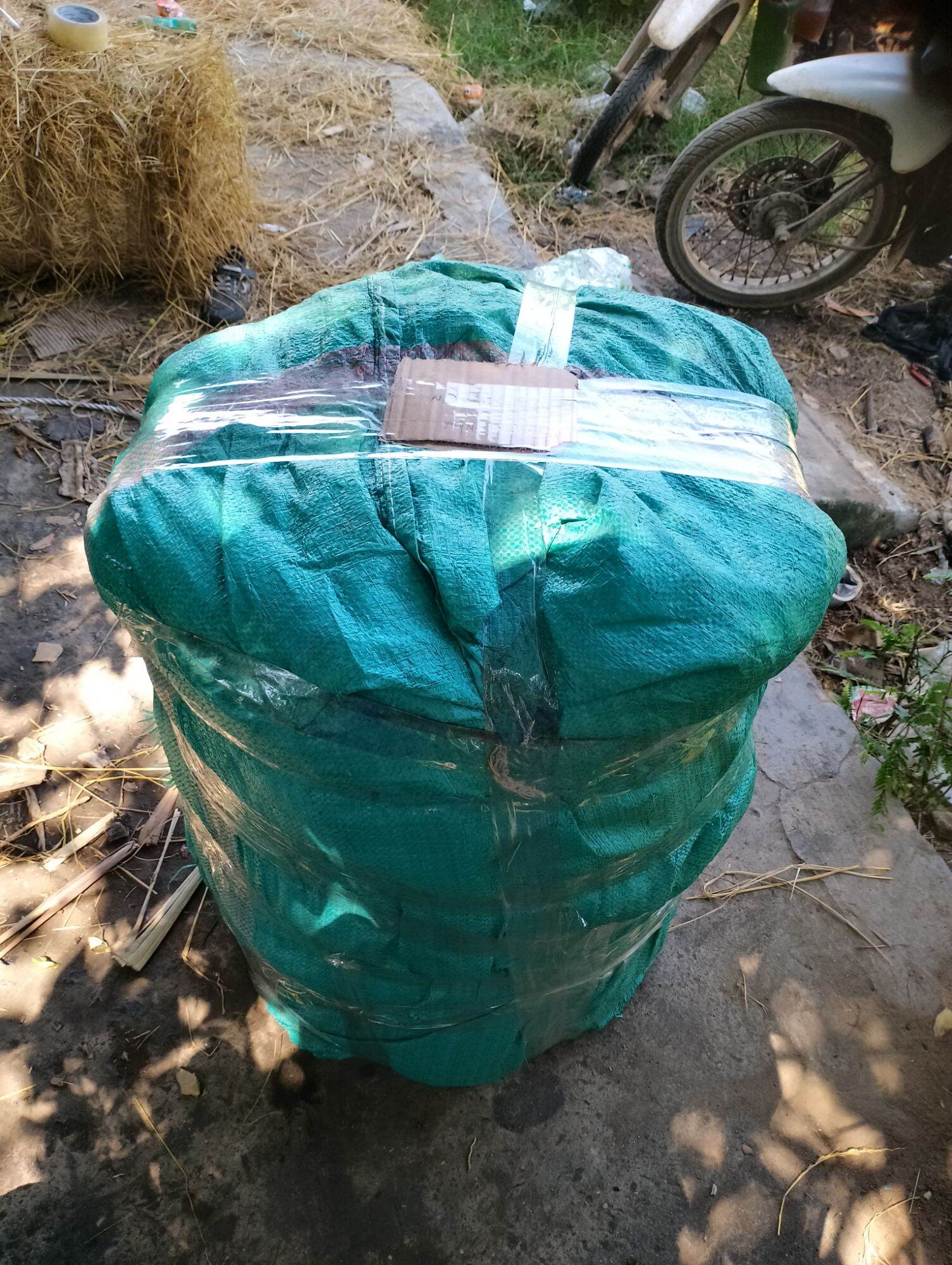 1 cục rơm cuộn nặng 20 kg