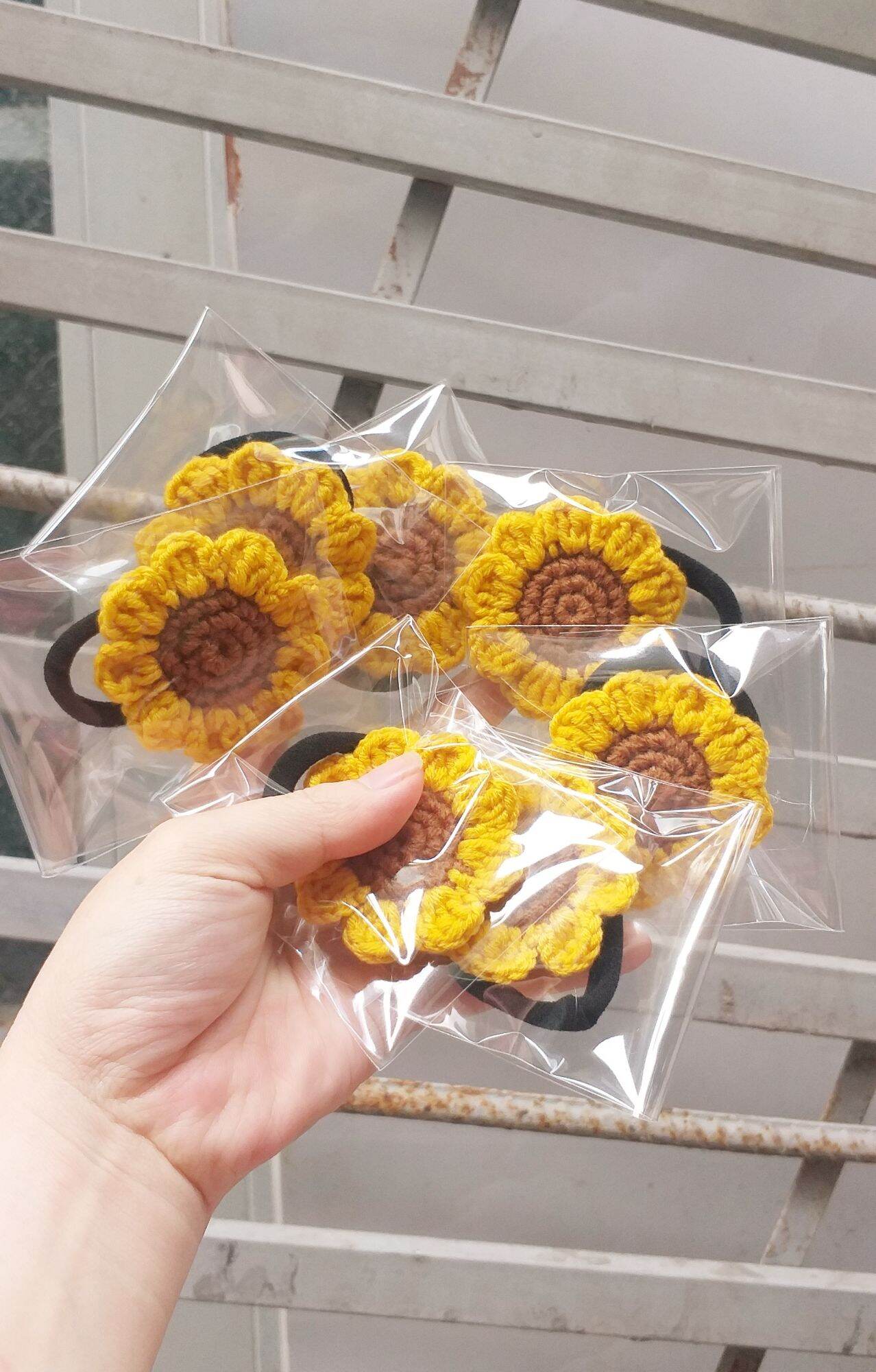 Cột tóc hoa hướng dương bằng len