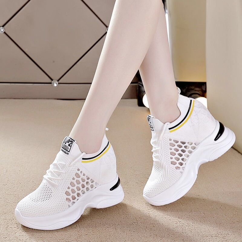Giầy thể thao nâng đế cao 8cm.