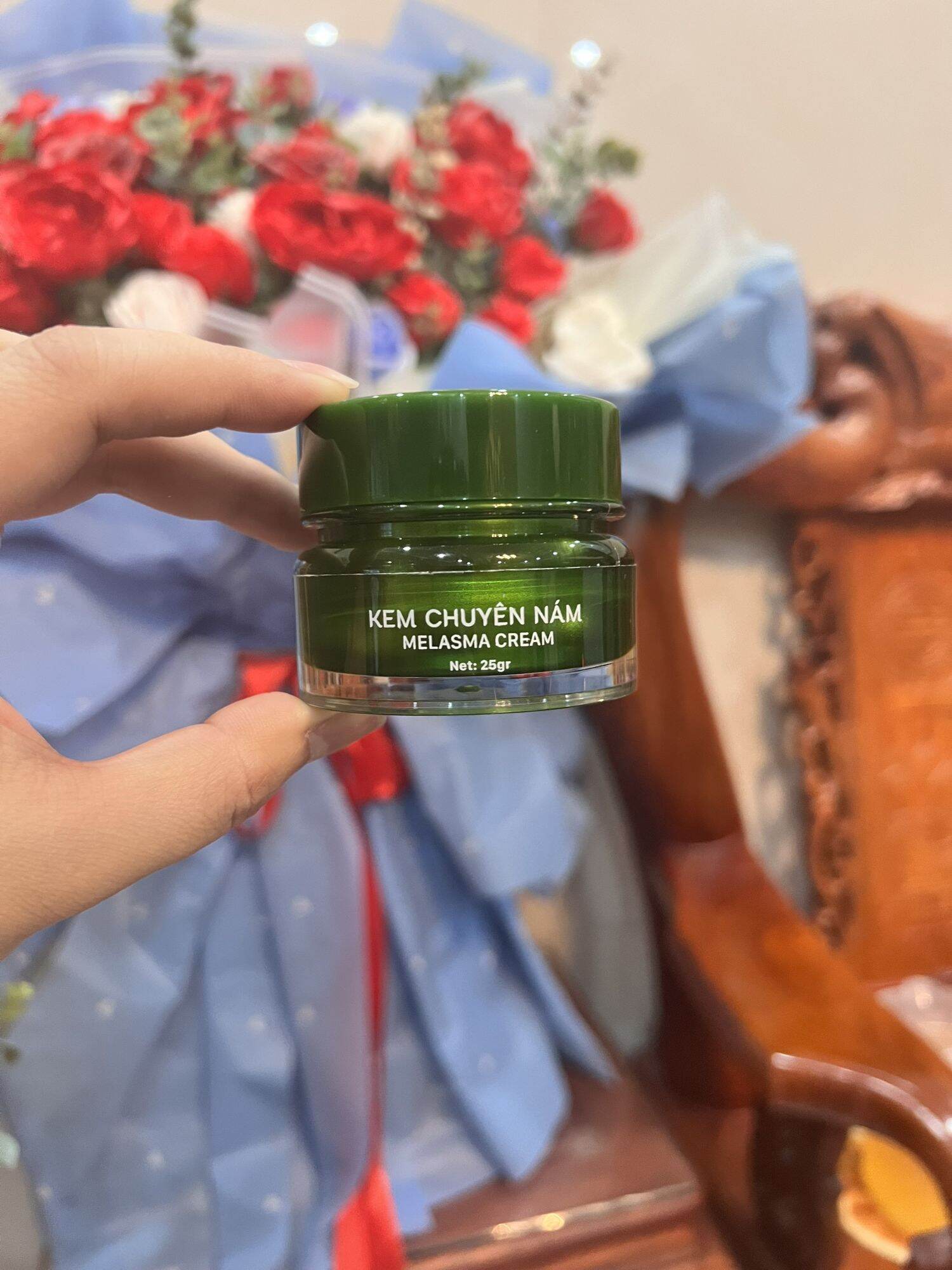 Kem nám tặng kèm serum dưỡng huỳnh đỗ