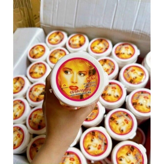 Kem kích trắng cô gái tóc xù