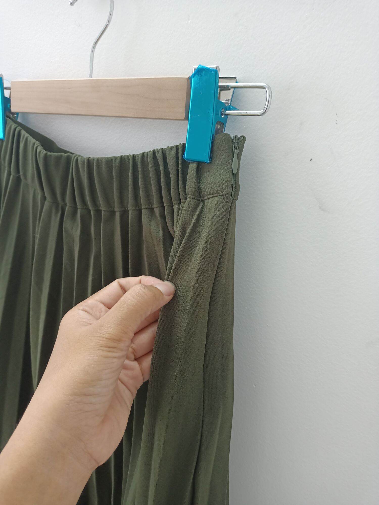 chân váy xếp ly màu rêu size S, có lưng chun